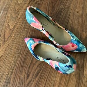 Guess pre/owned size 7 M heels. See photo for measurement of heels.